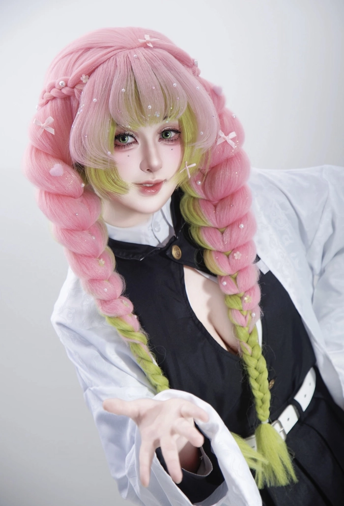 Cosplay kimetsu no yaiba với biểu cảm nhẹ nhàng