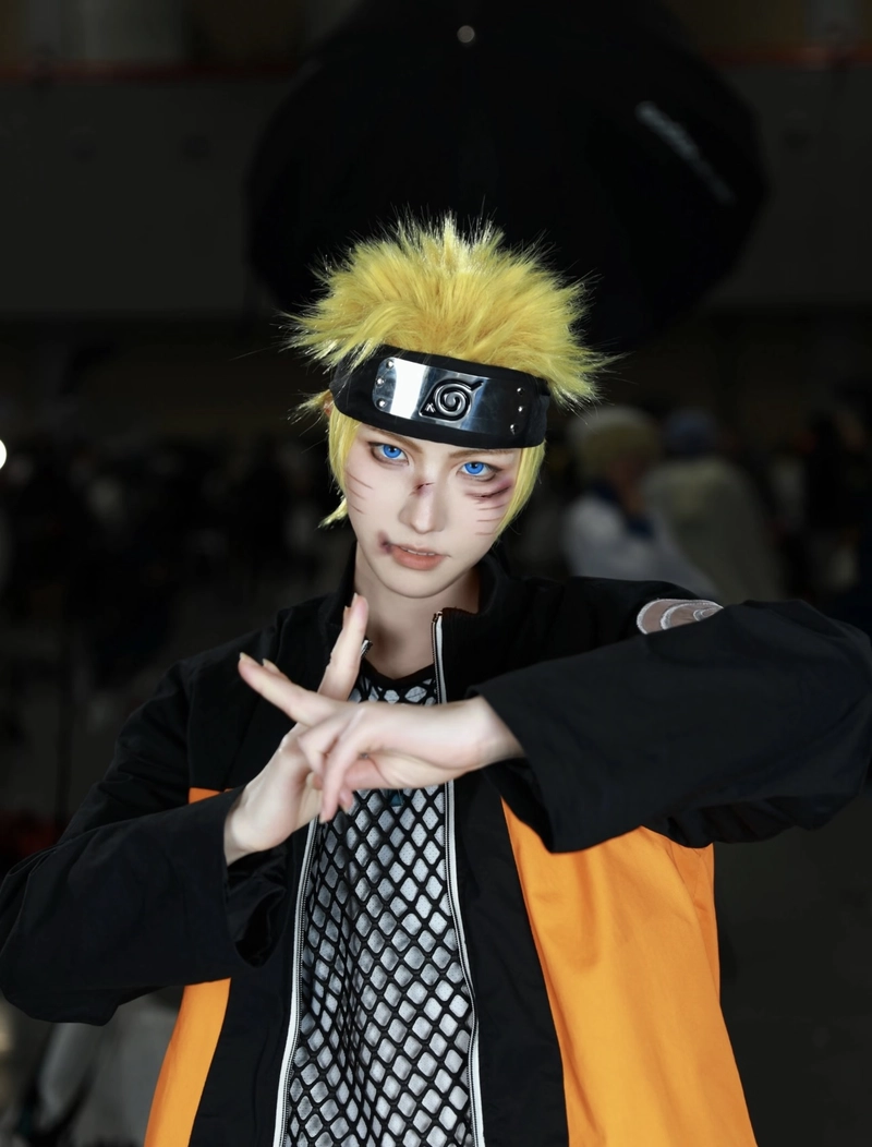 Cosplay naruto với biểu cảm bình thường