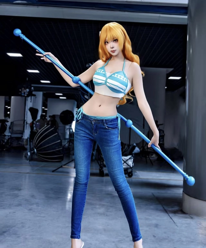 Cosplay one piece đứng yên tạo dáng đơn giản