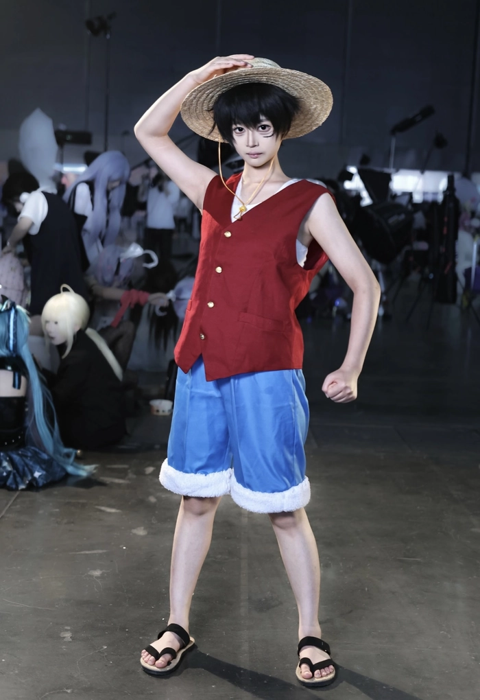 Cosplay one piece tạo dáng chiến đấu cơ bản