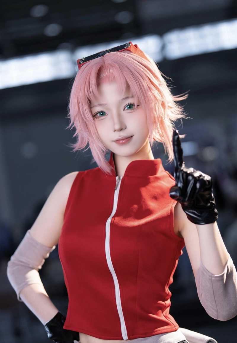 Cosplay sakura đứng thẳng tạo dáng