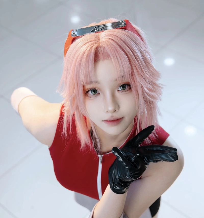 Cosplay sakura mặc trang phục hồng đặc trưng