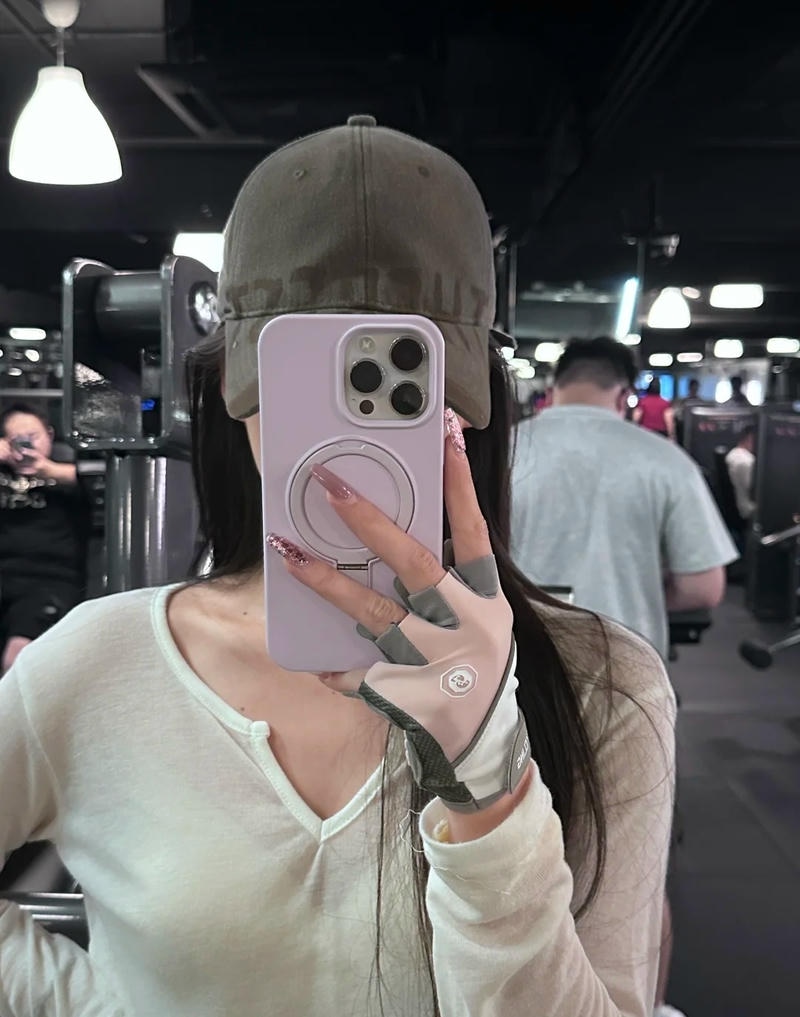 Góc chụp thể hiện rõ vóc dáng săn chắc gymer