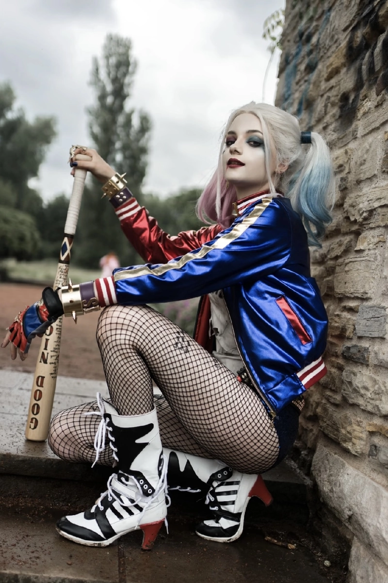 Harley Quinn cosplay phong cách nổi loạn mạnh mẽ