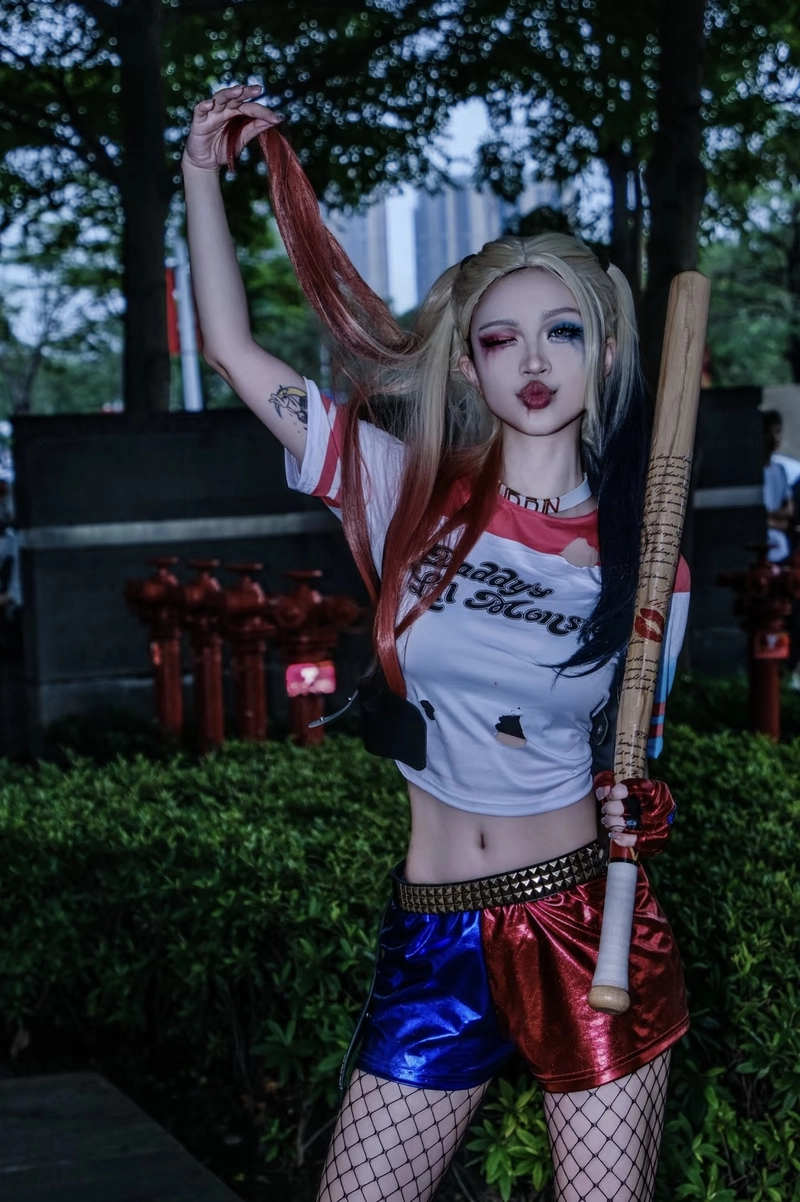 Harley Quinn cosplay với biểu cảm đầy năng lượng