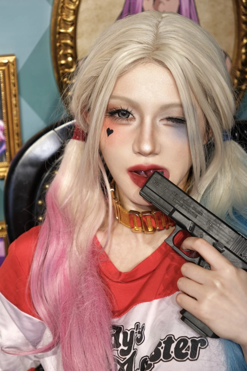 Harley Quinn cosplay với biểu cảm tinh nghịch cuốn hút