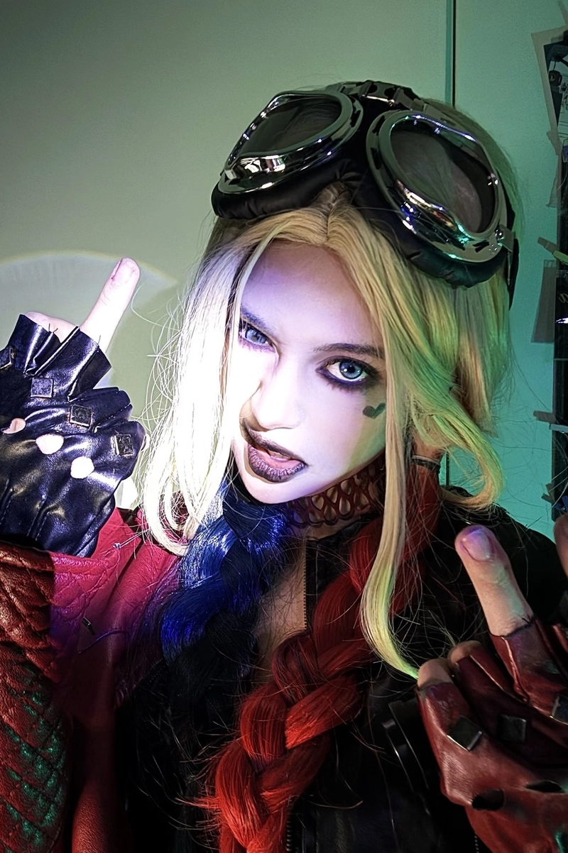 Harley Quinn cosplay với trang phục quen thuộc