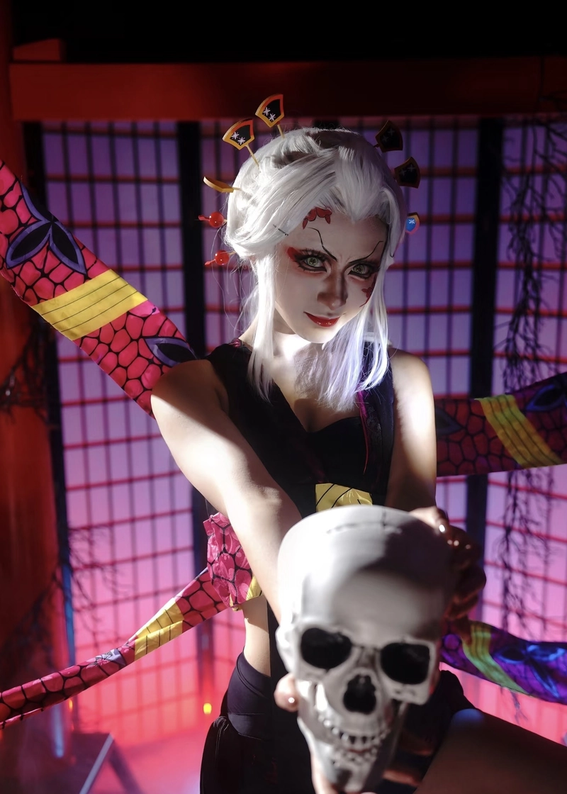 Hình Daki cosplay khoe ánh mắt mạnh tạo điểm nhấn