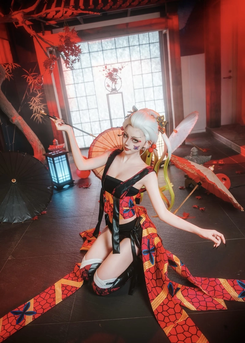 Hình Daki cosplay khoe mái tóc trắng pha xanh nổi bật