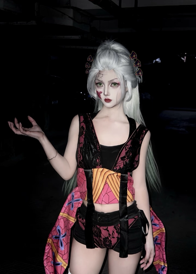 Hình Daki cosplay thể hiện ngoại hình thanh mảnh cuốn hút