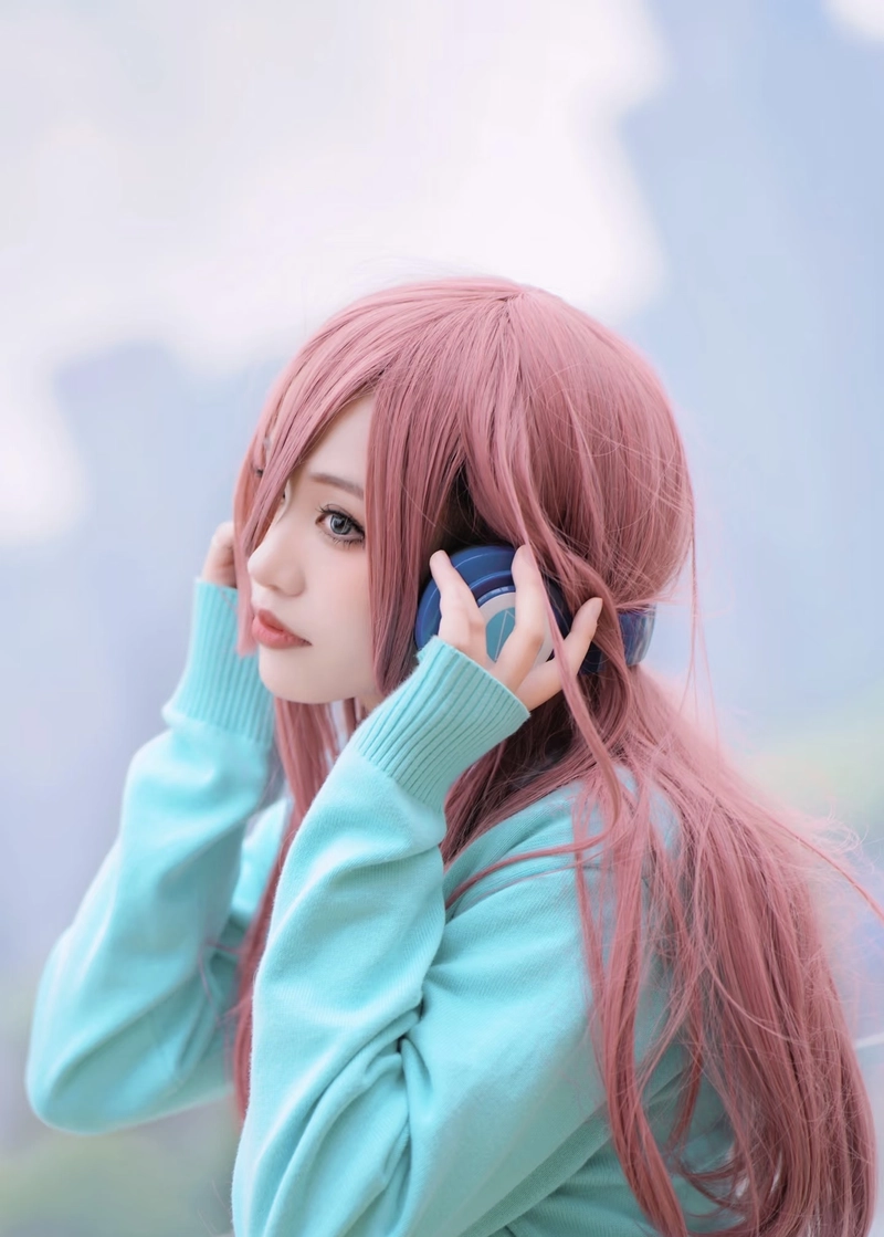Hình Miku Nakano cosplay khoe gương mặt thanh tú dịu mắt