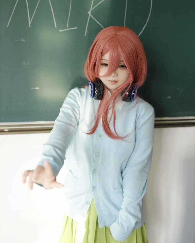 Hình Miku Nakano cosplay khoe mái tóc hồng rất duyên