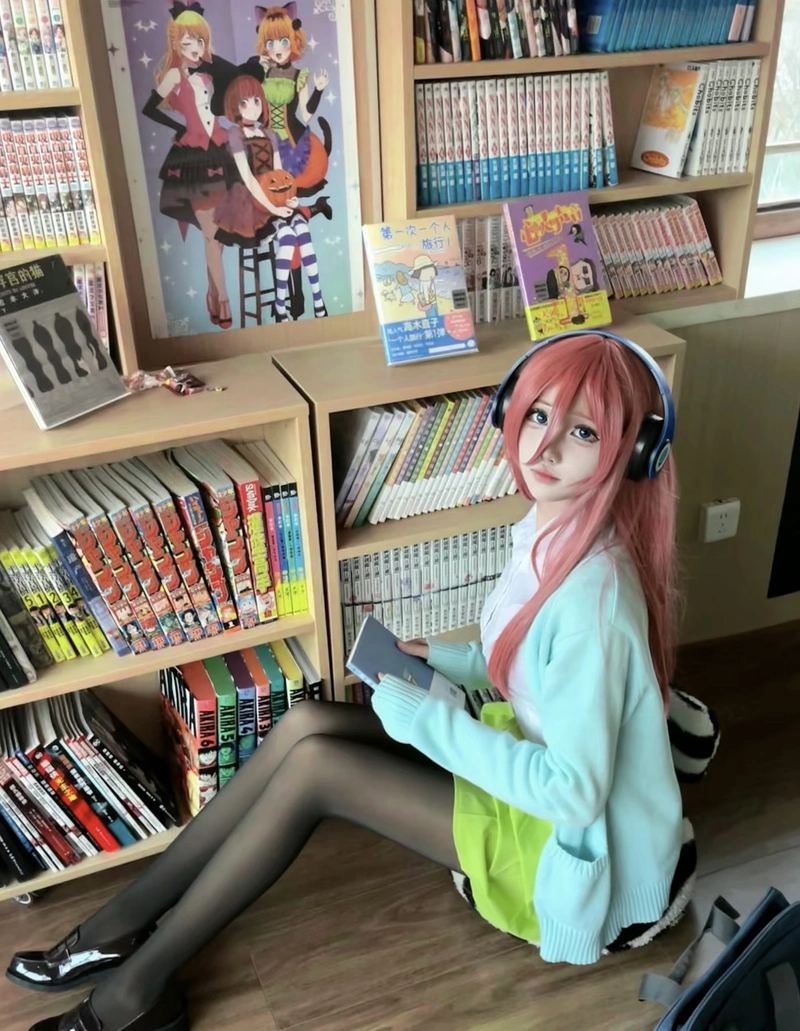 Hình Miku Nakano cosplay khoe nét đáng yêu kiểu học sinh