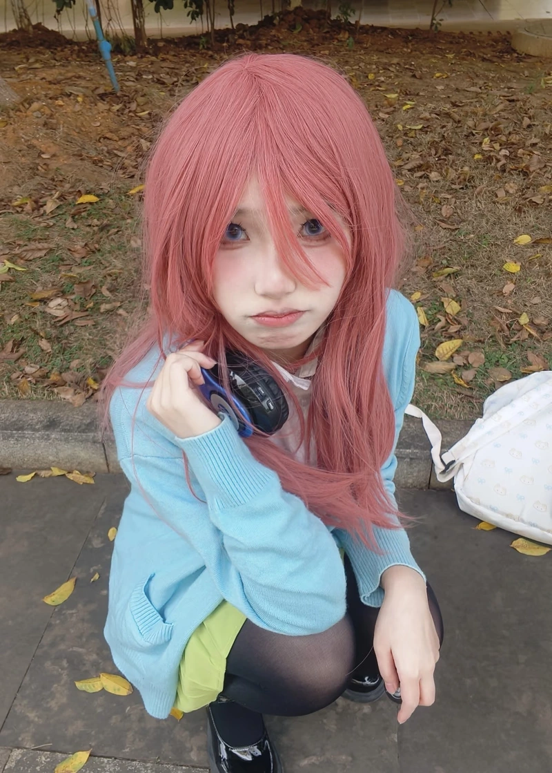 Hình Miku Nakano cosplay khoe tạo hình học đường nổi tiếng