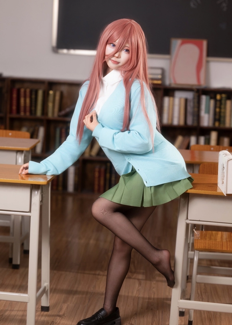 Hình Miku Nakano cosplay mang nét hiền hòa và thanh lịch