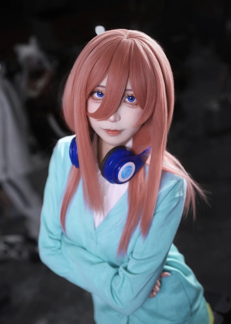 Hình Miku Nakano cosplay mang nét thanh xuân kiểu anime