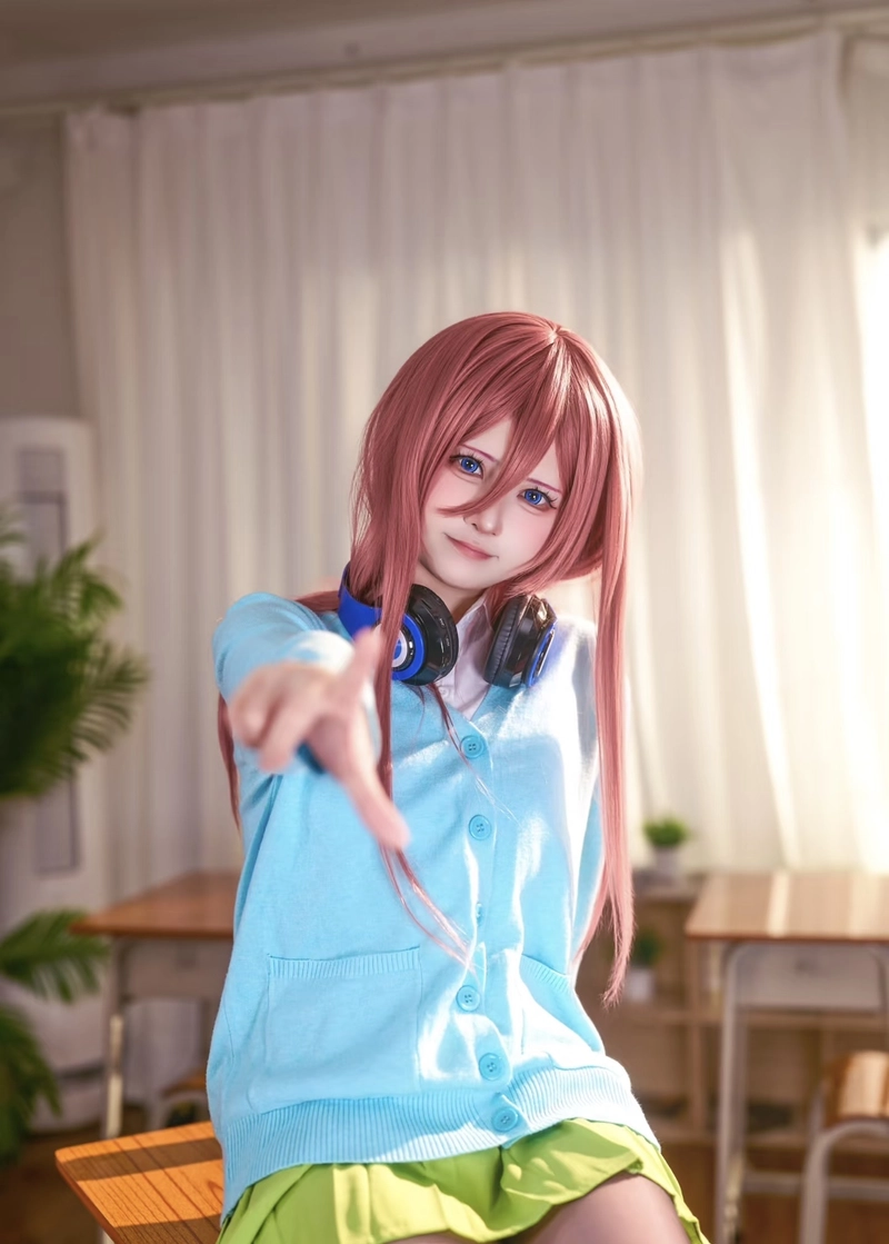 Hình Miku Nakano cosplay mang thần sắc hiền hòa dễ mến