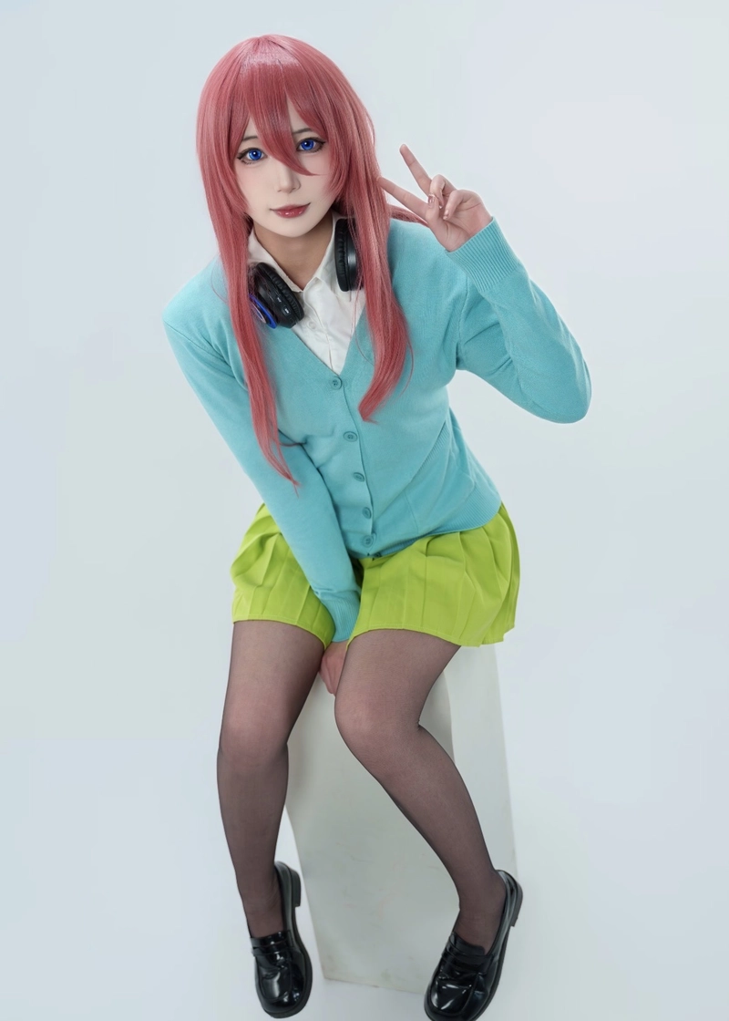 Hình Miku Nakano cosplay mang thần sắc thanh thoát