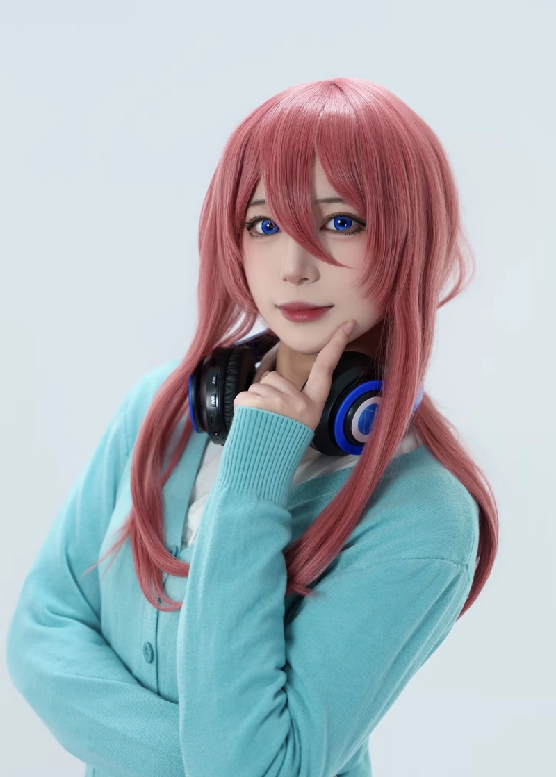 Hình Miku Nakano cosplay mang vẻ đẹp thanh lịch