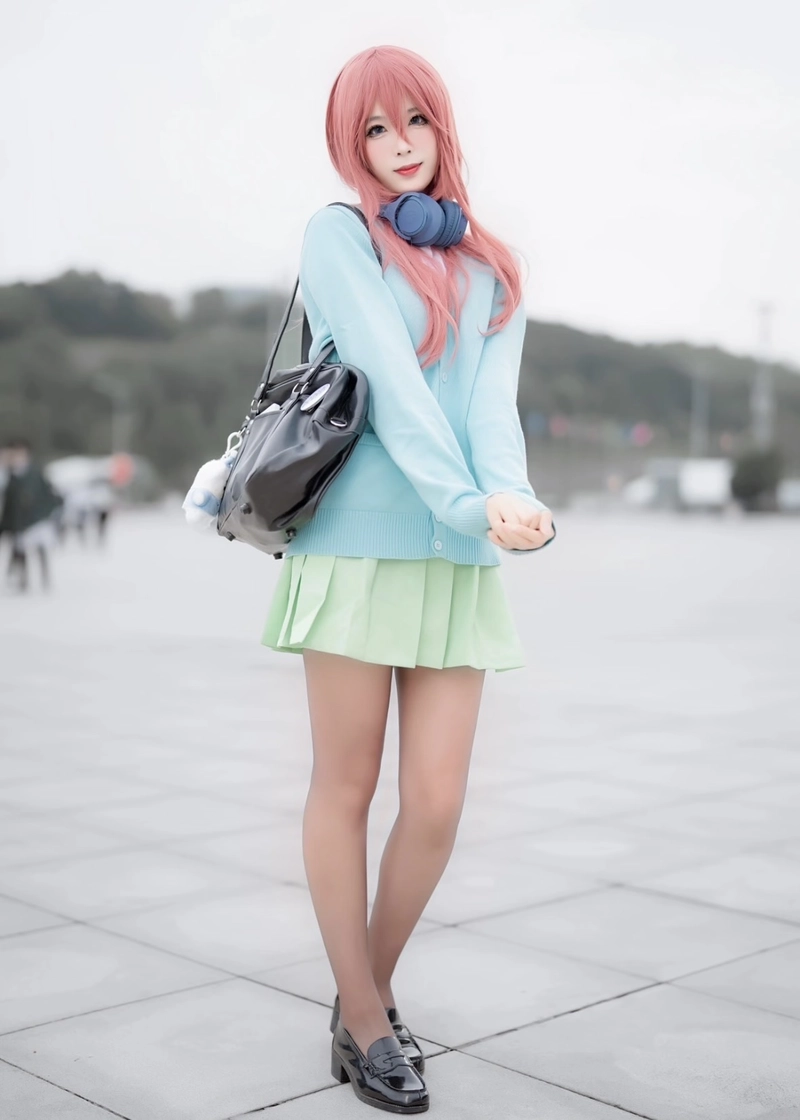 Hình Miku Nakano cosplay mang vẻ mềm mại đầy nữ tính