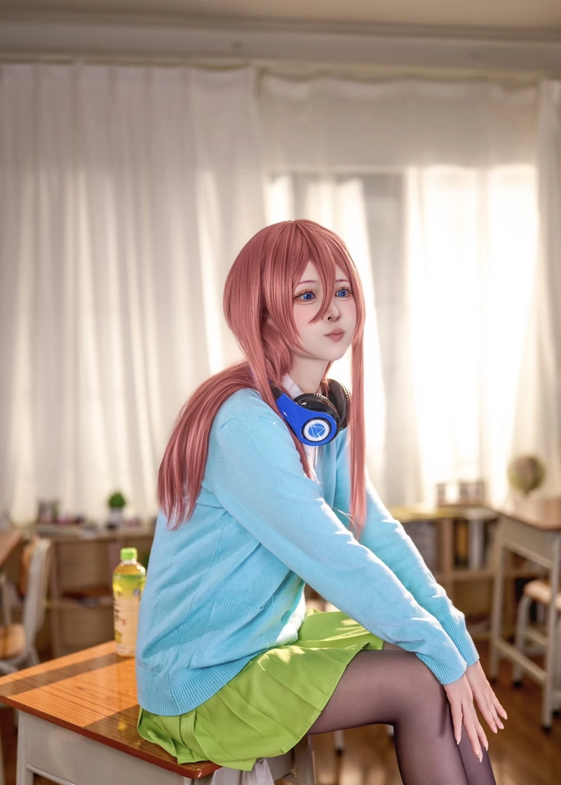 Hình Miku Nakano cosplay mang vẻ ngoài thanh nhã dịu mắt