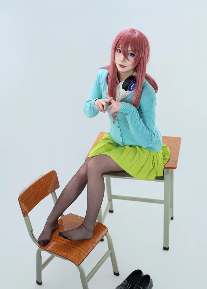 Hình Miku Nakano cosplay thể hiện nét hiện đại xinh xắn