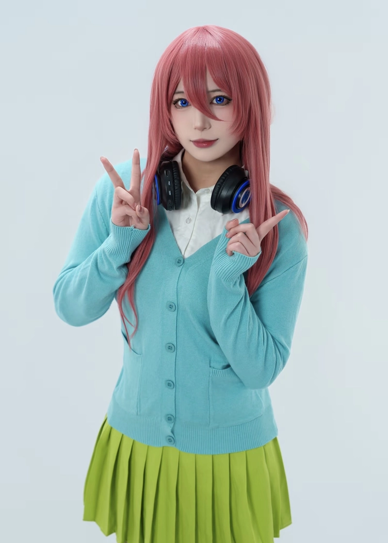 Hình Miku Nakano cosplay thể hiện ngoại hình mềm mại dịu dàng
