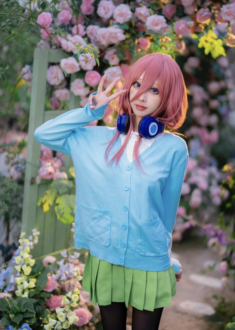 Hình Miku Nakano cosplay thể hiện thần sắc trong trẻo nhẹ nhàng