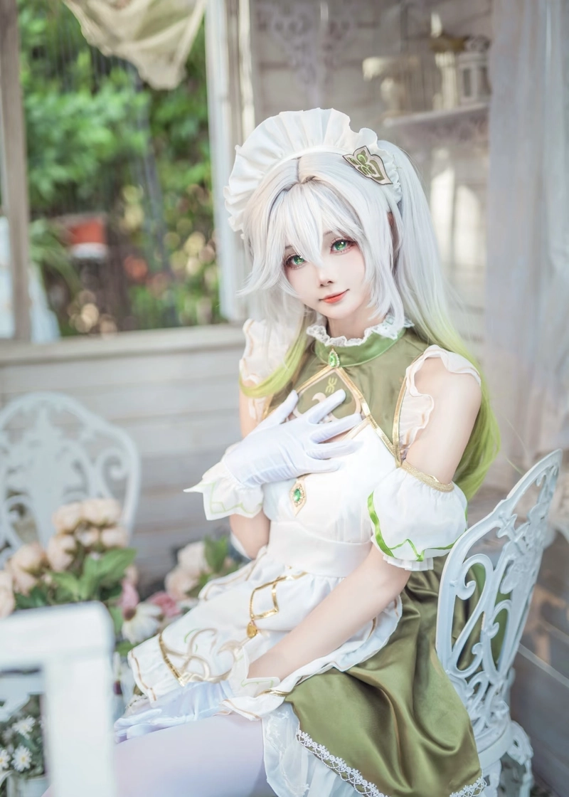 Hình Nahida cosplay khoe mái tóc trắng xanh rất duyên