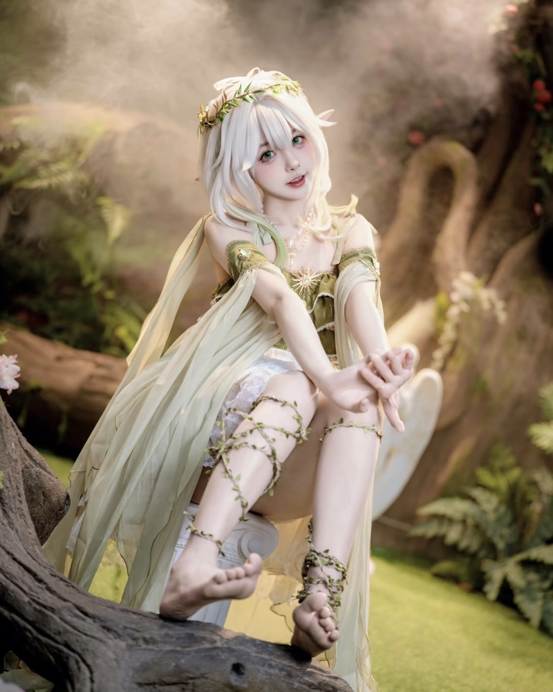 Hình Nahida cosplay khoe tạo hình xanh trắng dịu mắt