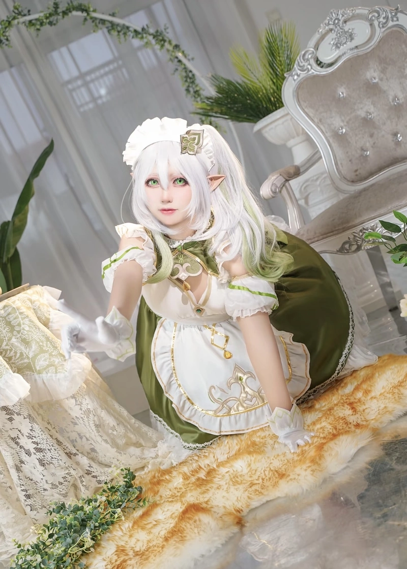 Hình Nahida cosplay mang vẻ thanh khiết giữa khung cảnh