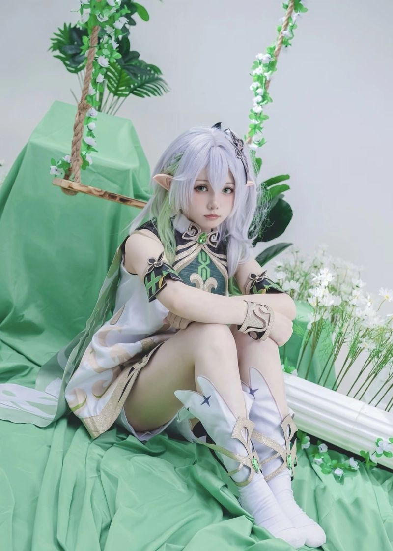 Hình Nahida cosplay mang vẻ yêu kiều pha chút ngây ngô