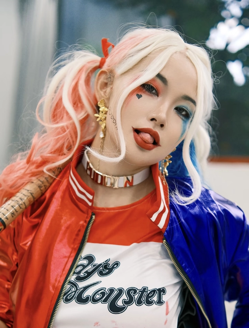 Hình ảnh cosplay Harley Quinn với mái tóc hai màu