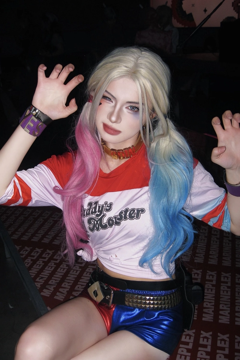 Hình ảnh cosplay Harley Quinn với trang phục đặc trưng