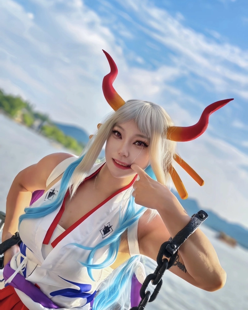 Hình ảnh cosplay Yamato với mái tóc trắng xanh nổi bật