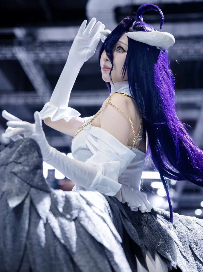 Hình ảnh cosplay albedo với ánh sáng nhẹ nhàng