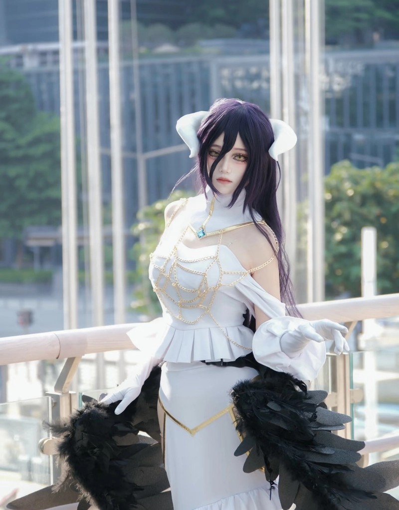 Hình ảnh cosplay albedo với thần thái cuốn hút