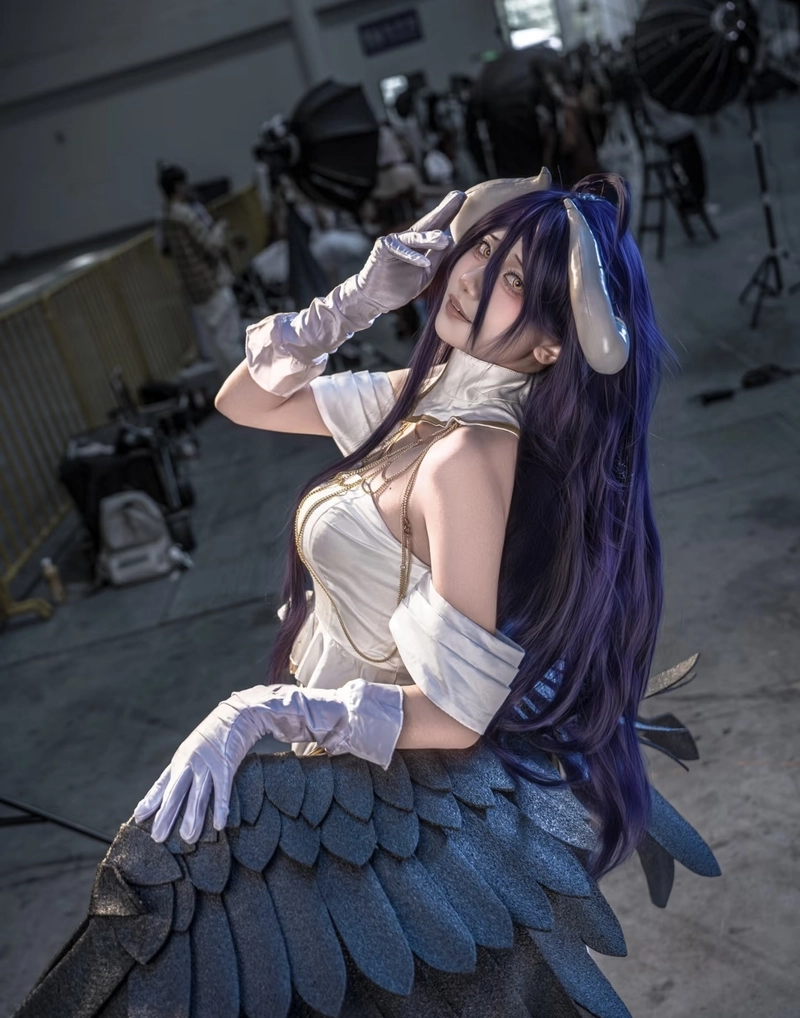 Hình ảnh cosplay albedo với thần thái sang trọng