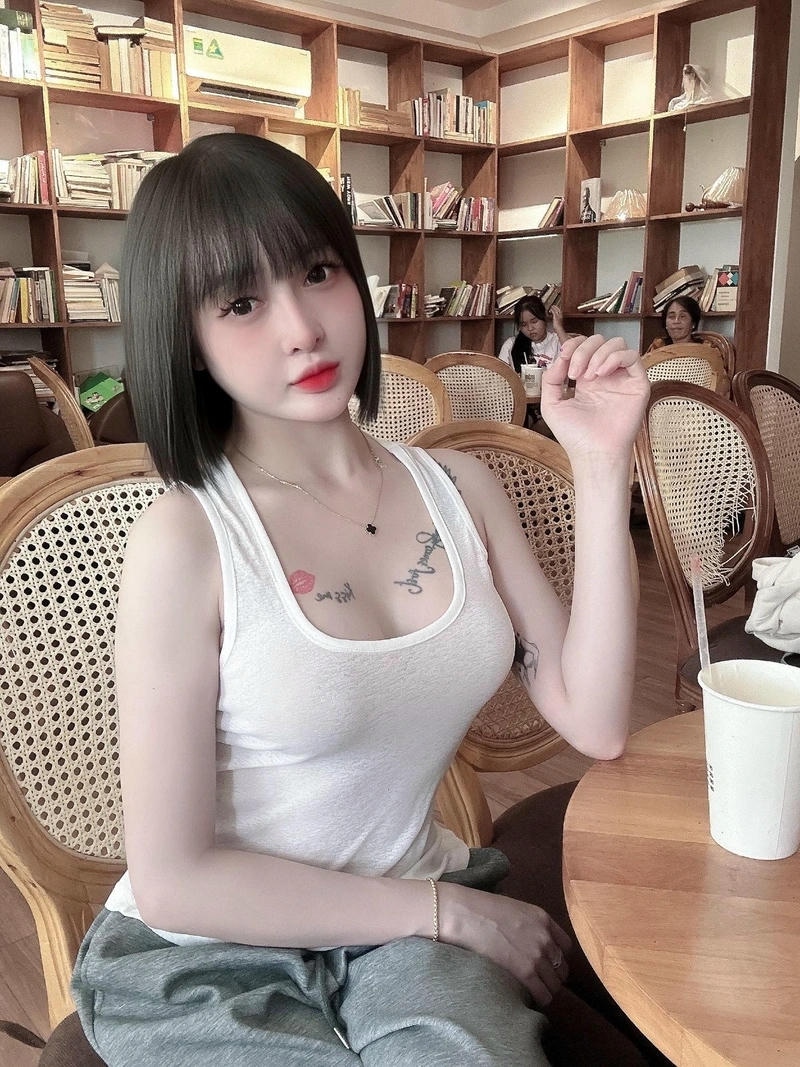 Hình ảnh gái xinh 2k3 với phong cách thời trang hiện đại