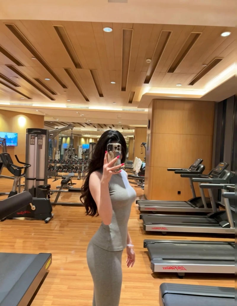 Hình ảnh gái xinh tập gym trong khung cảnh phòng fitness