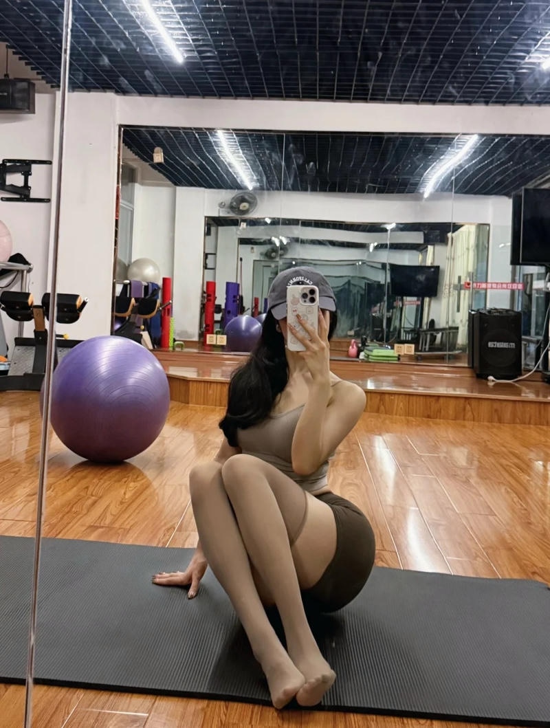 Hình ảnh gái xinh tập gym với ánh nhìn tập trung cao độ