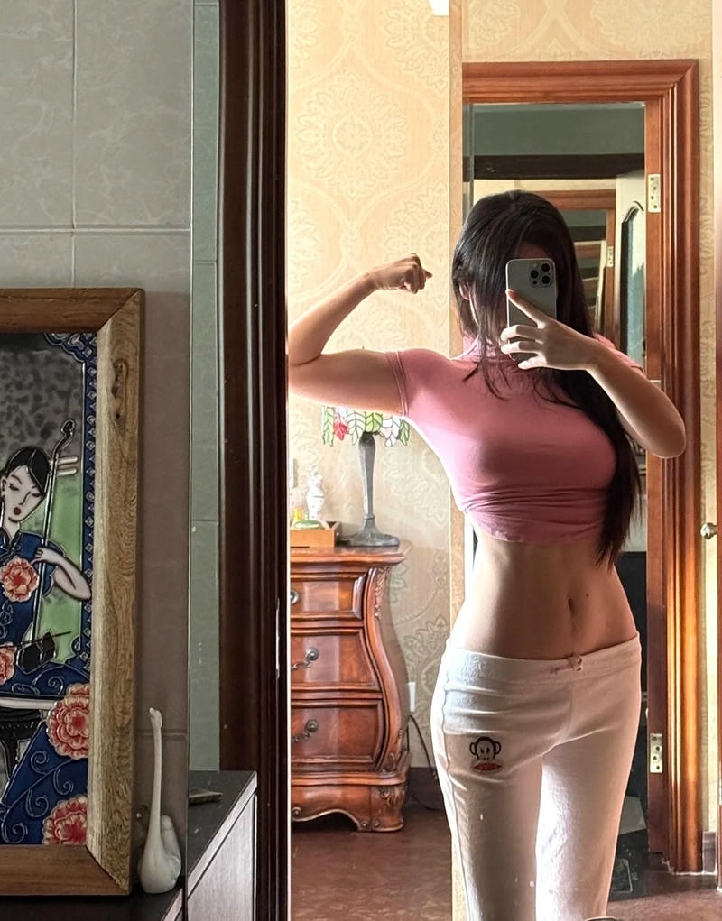 Hình ảnh gái xinh tập gym với cơ thể cân đối khỏe mạnh