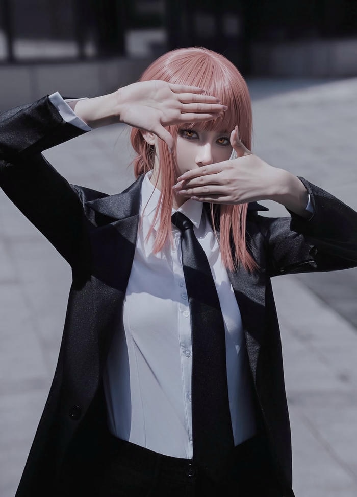 Hình ảnh makima cosplay cho thấy khả năng thao túng