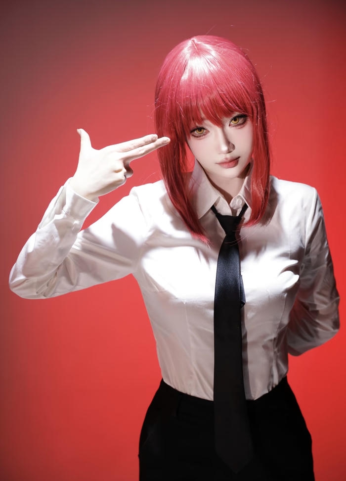 Hình ảnh makima cosplay gợi bầu không khí căng thẳng