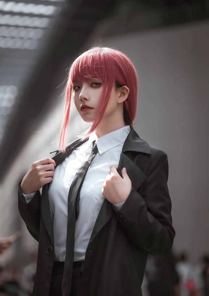 Hình ảnh makima cosplay gợi cảm giác kiểm soát