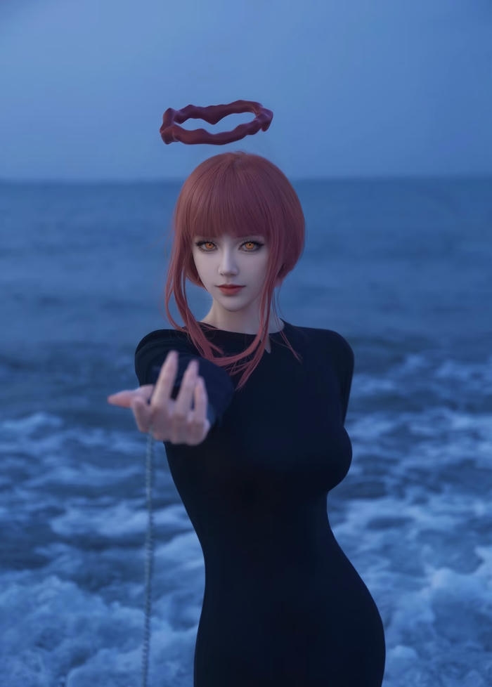 Hình ảnh makima cosplay thể hiện quyền lực ngầm