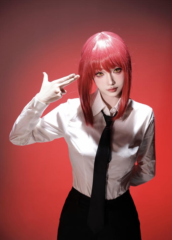 Hình ảnh makima cosplay thể hiện quyền lực rõ rệt