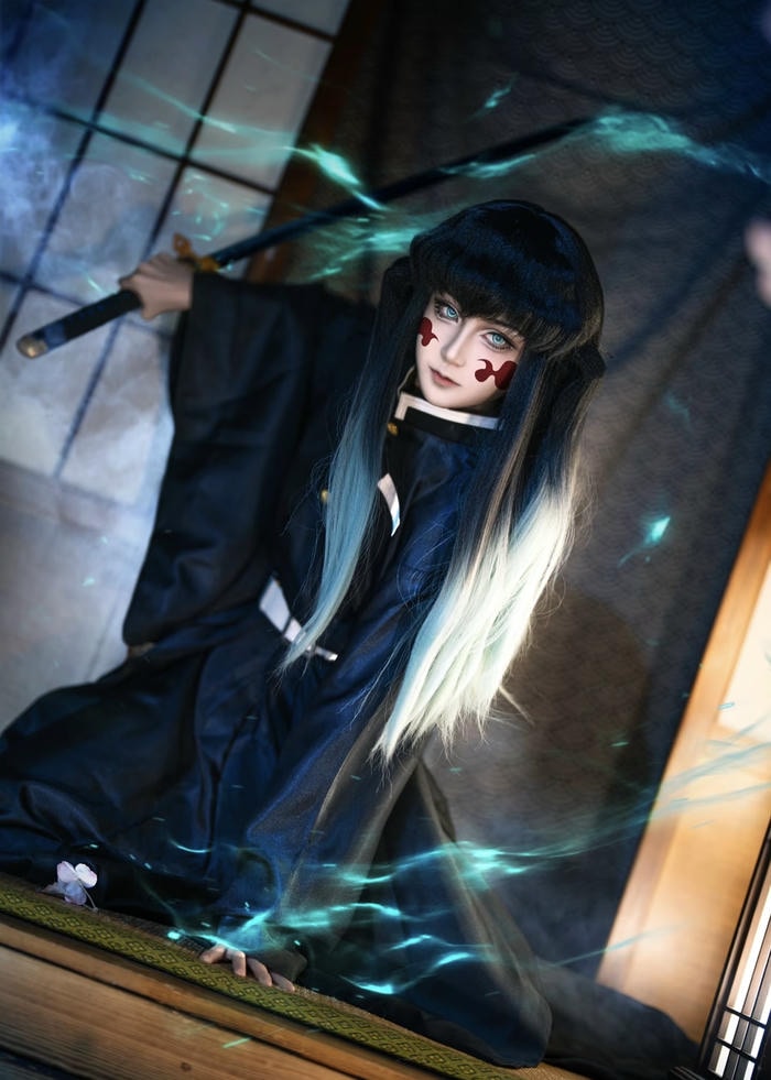 Hình ảnh muichiro cosplay cho thấy nội tâm khép kín
