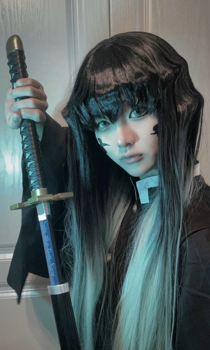 Hình ảnh muichiro cosplay gợi cảm giác lặng lẽ của nhân vật