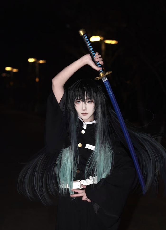 Hình ảnh muichiro cosplay thể hiện cảm giác tách biệt rõ ràng